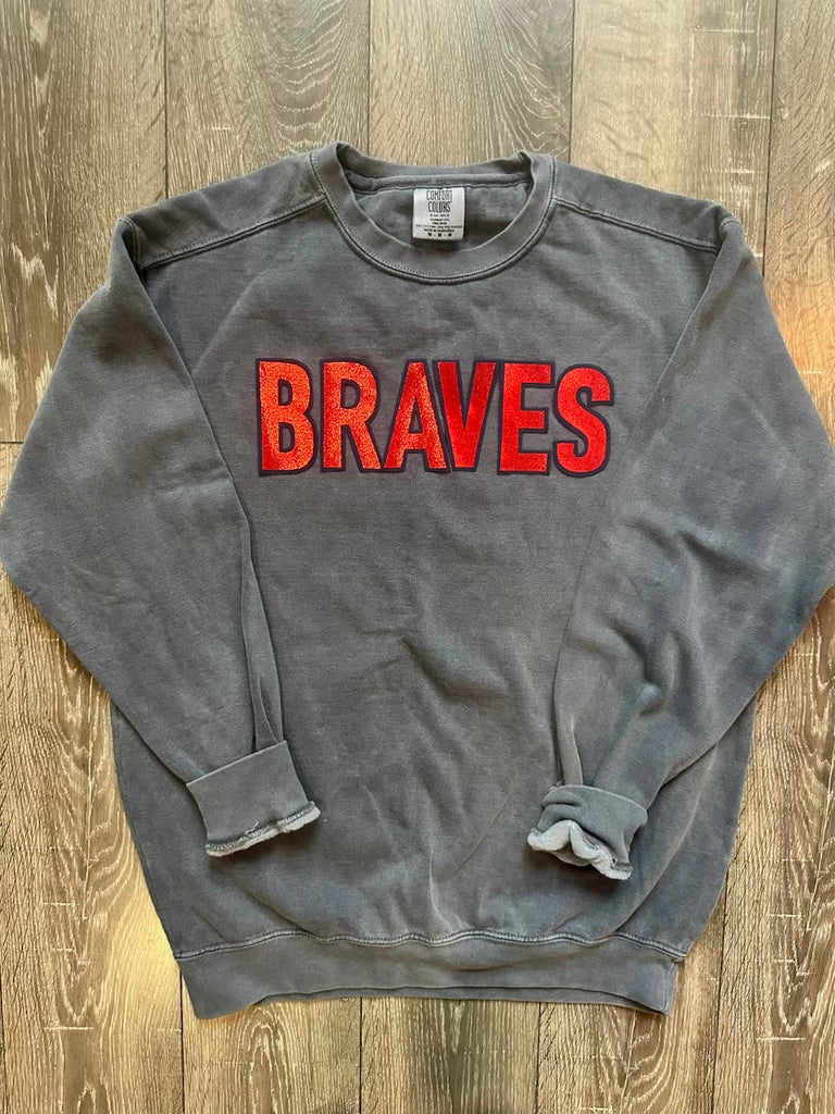 BLOCK BRAVES - GREY COMFORT COLORS CREW