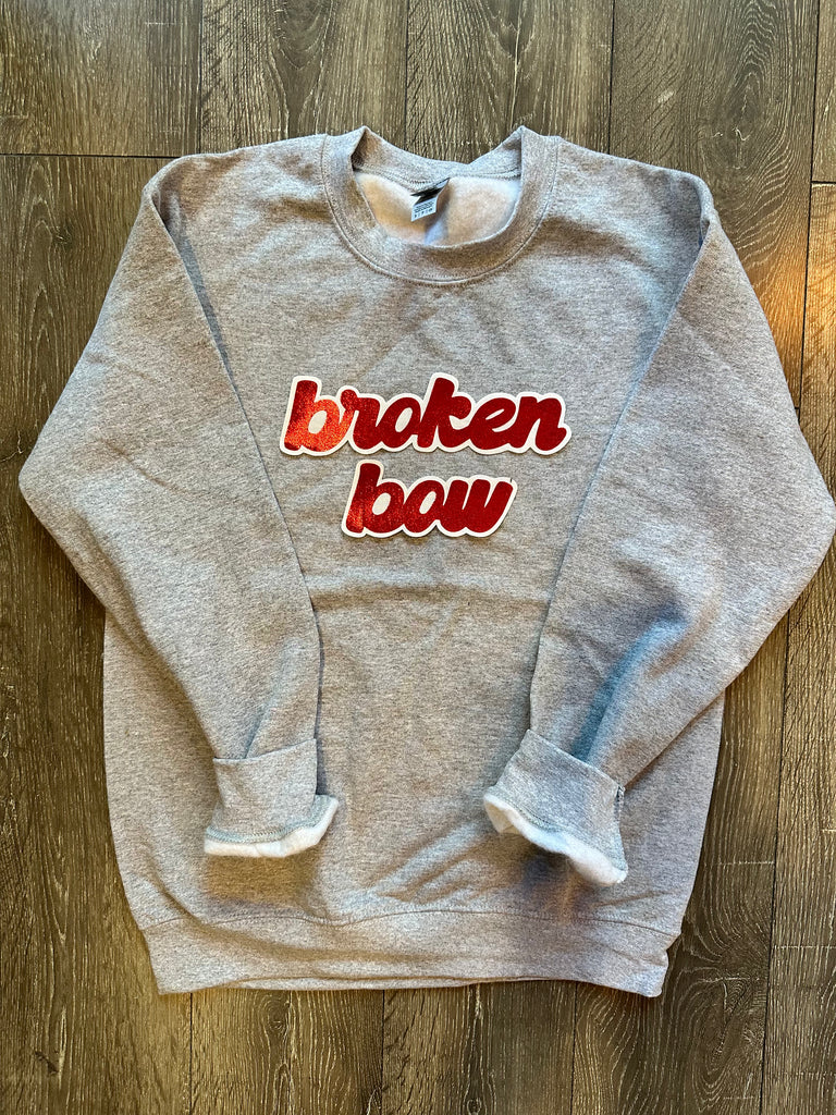 BROKEN BOW - GREY GILDAN CREW
