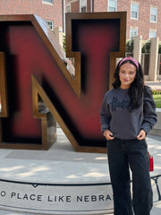 BLACK HUSKERS SCRIPT - BLACK MIDWEIGHT CREWNECK