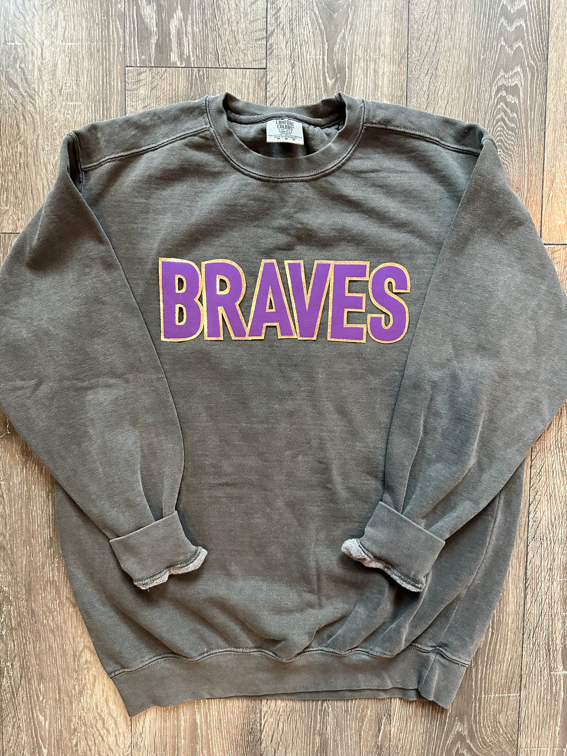 BLOCK BRAVES - GREY COMFORT COLORS CREW
