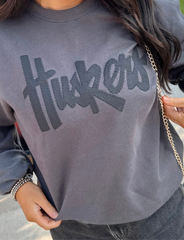 BLACK HUSKERS SCRIPT - BLACK MIDWEIGHT CREWNECK