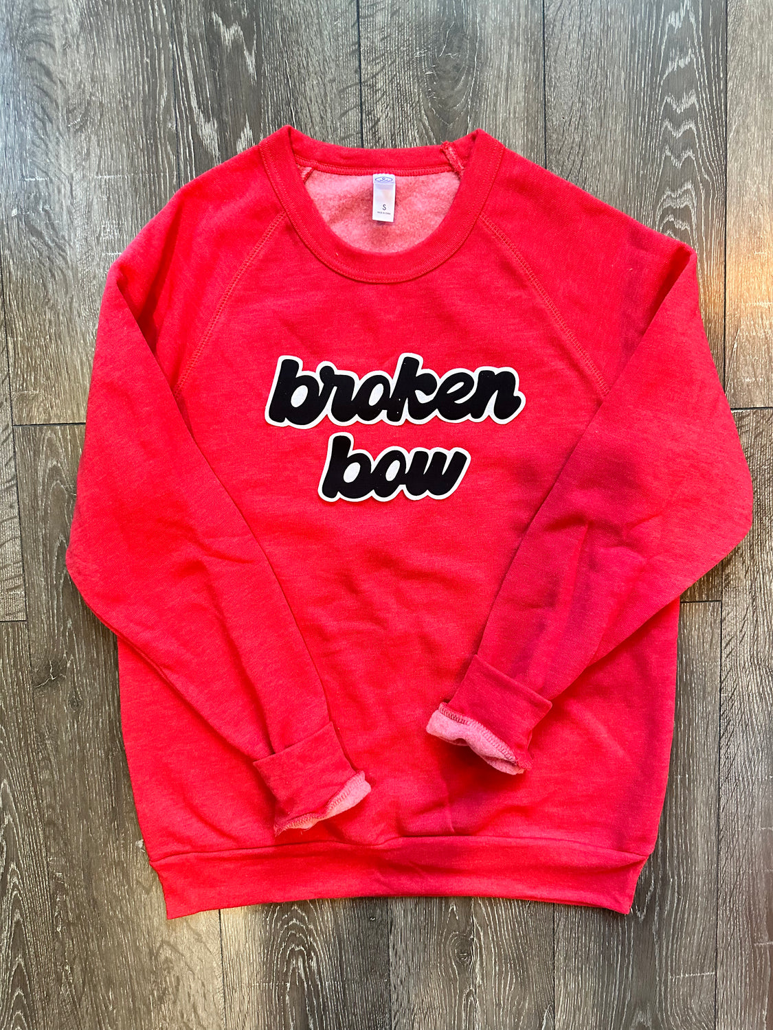 BROKEN BOW - RED FLEECE CREW