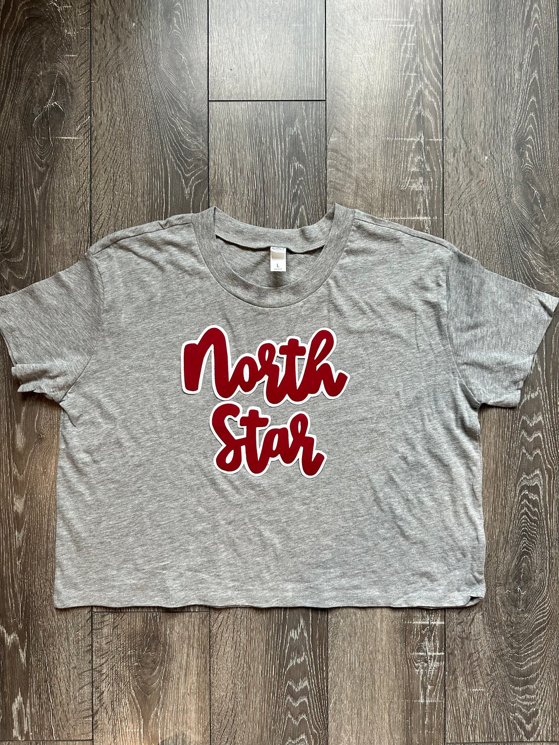 MAROON/WHITE NORTH STAR - GREY CROP TEE