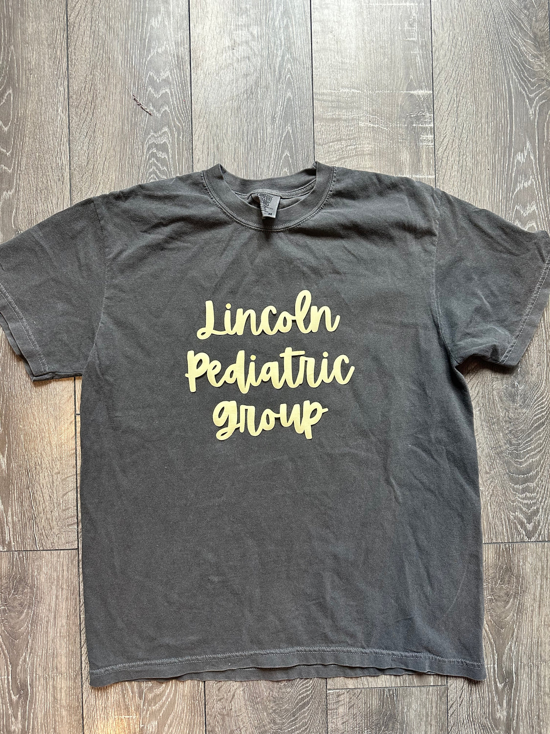 YELLOW LINCOLN PEDIATRIC GROUP - PEPPER COMFORT COLORS TEE