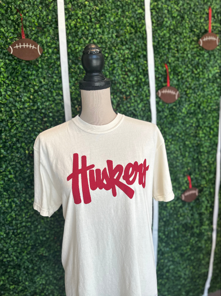 HUSKERS - IVORY COMFORT COLORS TEE (TODDLER + YOUTH + ADULT)