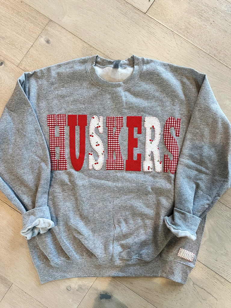 VARSITY PATCHWORK HUSKERS - SPORT GREY CREWNECK