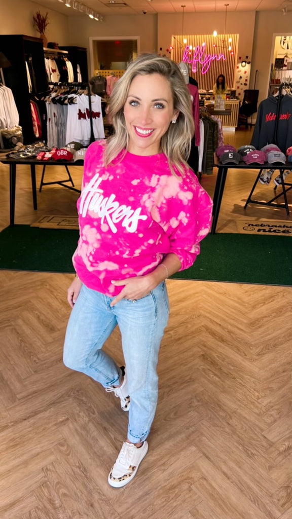HUSKERS SCRIPT - PINK DYED CREW❄️