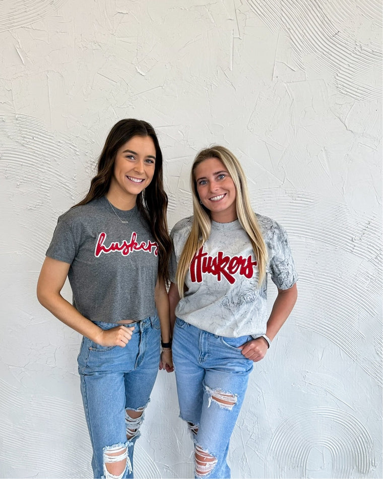 RED/ WHITE SPARKLE HUSKERS SCRIPT - LIGHT GREY DYED TEE
