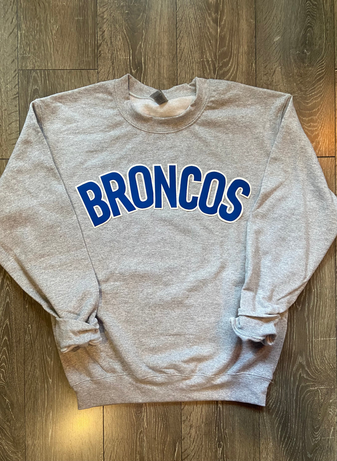 BLOCK BRONCOS - GREY GILDAN CREW