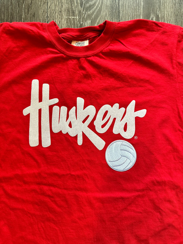 WHITE SPARKLE HUSKERS & VOLLEYBALL - RED TEE