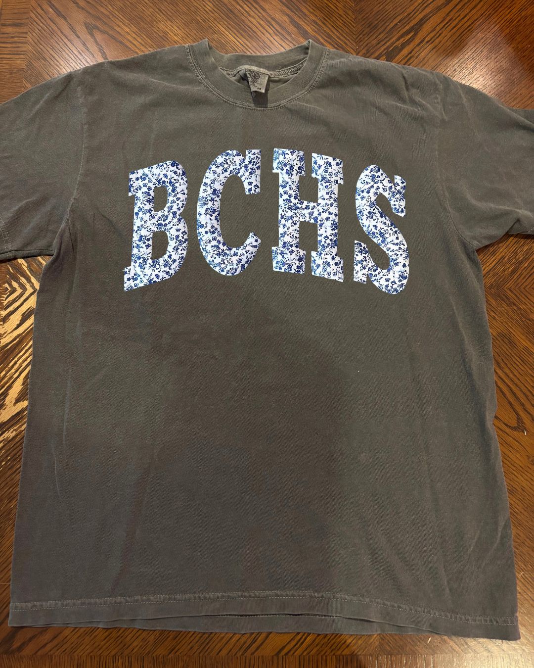 BLUE FLORAL BCHS - PEPPER COMFORT COLORS TEE