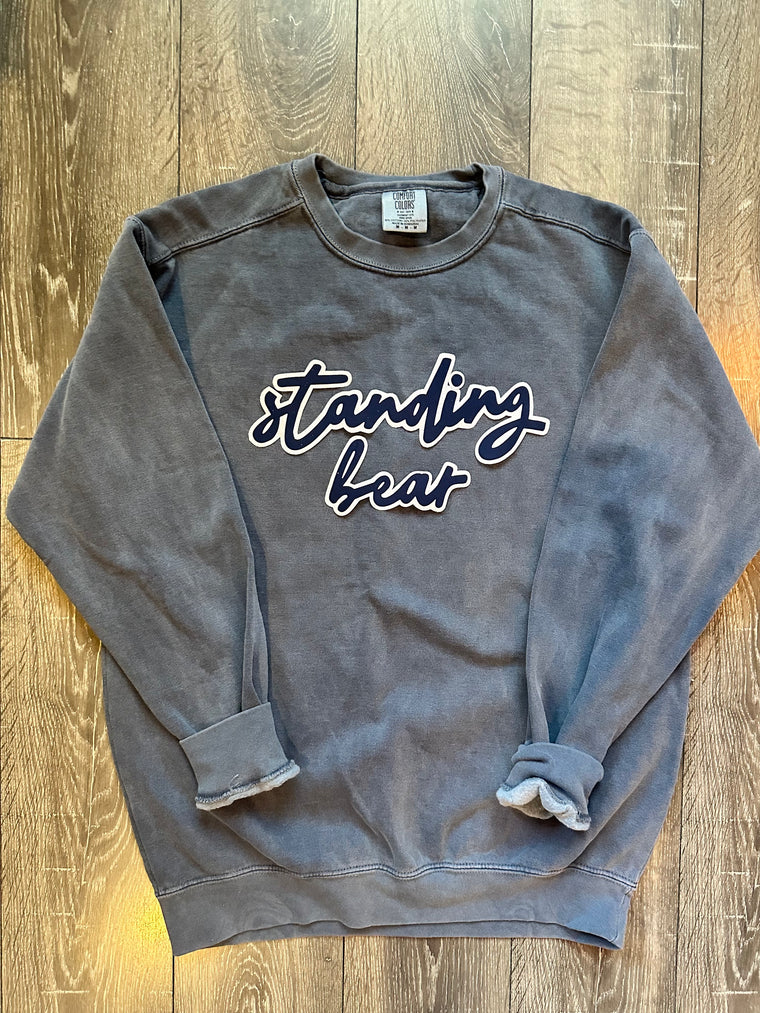 DAINTY STANDING BEAR - GREY COMFORT COLORS CREW