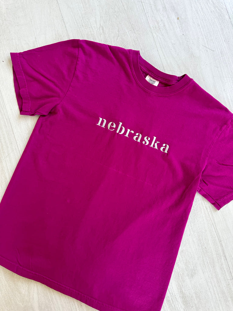 EMBROIDERED NEBRASKA - BOYSENBERRY TEE