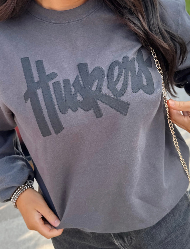 BLACK HUSKERS SCRIPT - BLACK MIDWEIGHT CREWNECK