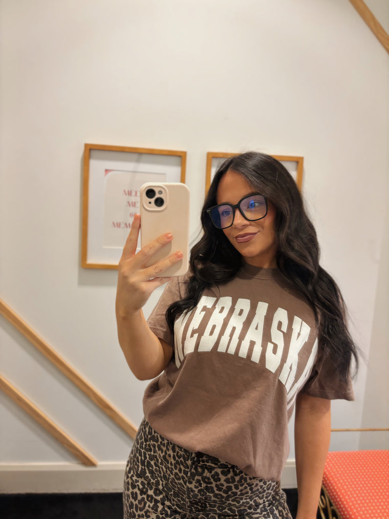 VARSITY WHITE NEBRASKA - BROWN TEE