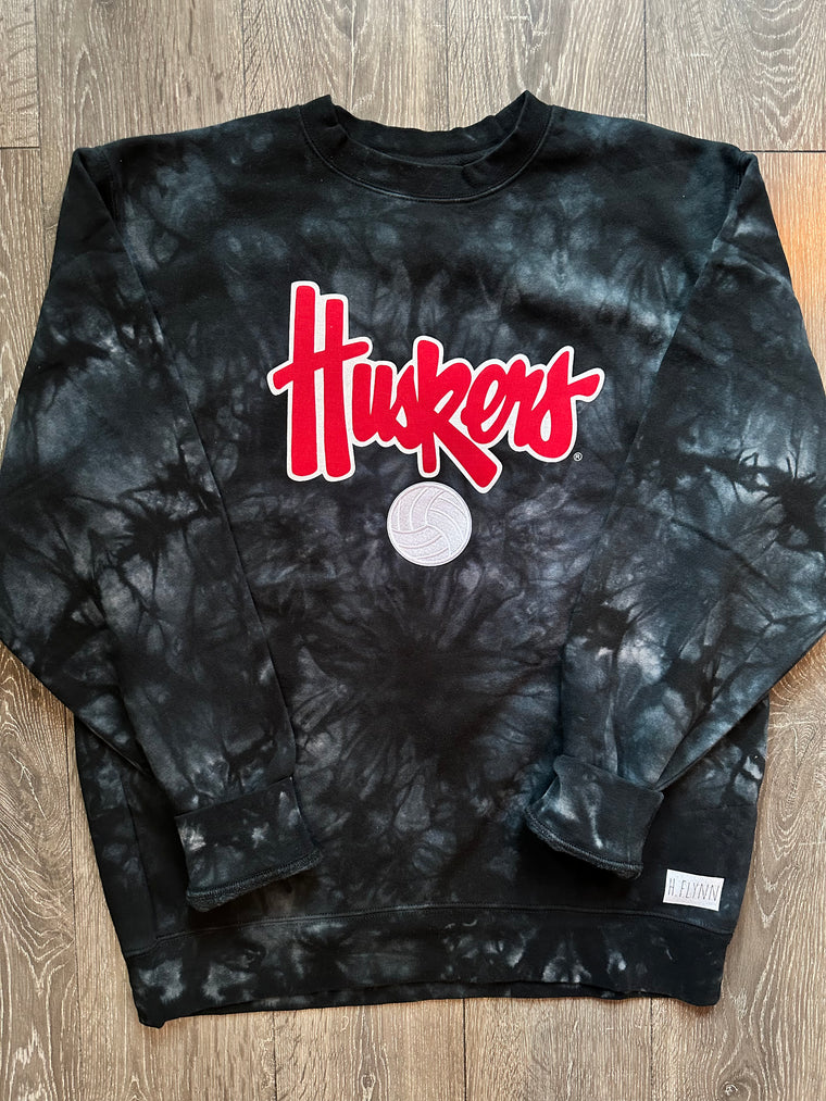 HUSKERS SCRIPT WITH VOLLEYBALL - BLACK DYED CREW