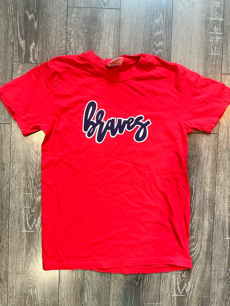 CURSIVE BRAVES - RED COMFORT COLORS TEE