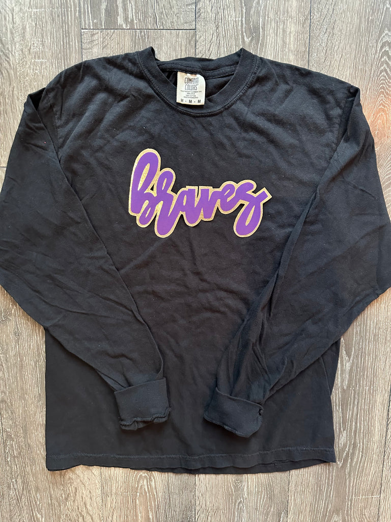 CURSIVE BRAVES- BLACK COMFORT COLORS LONG SLEEVE