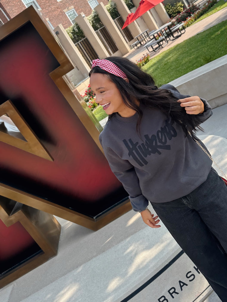 BLACK HUSKERS SCRIPT - BLACK MIDWEIGHT CREWNECK