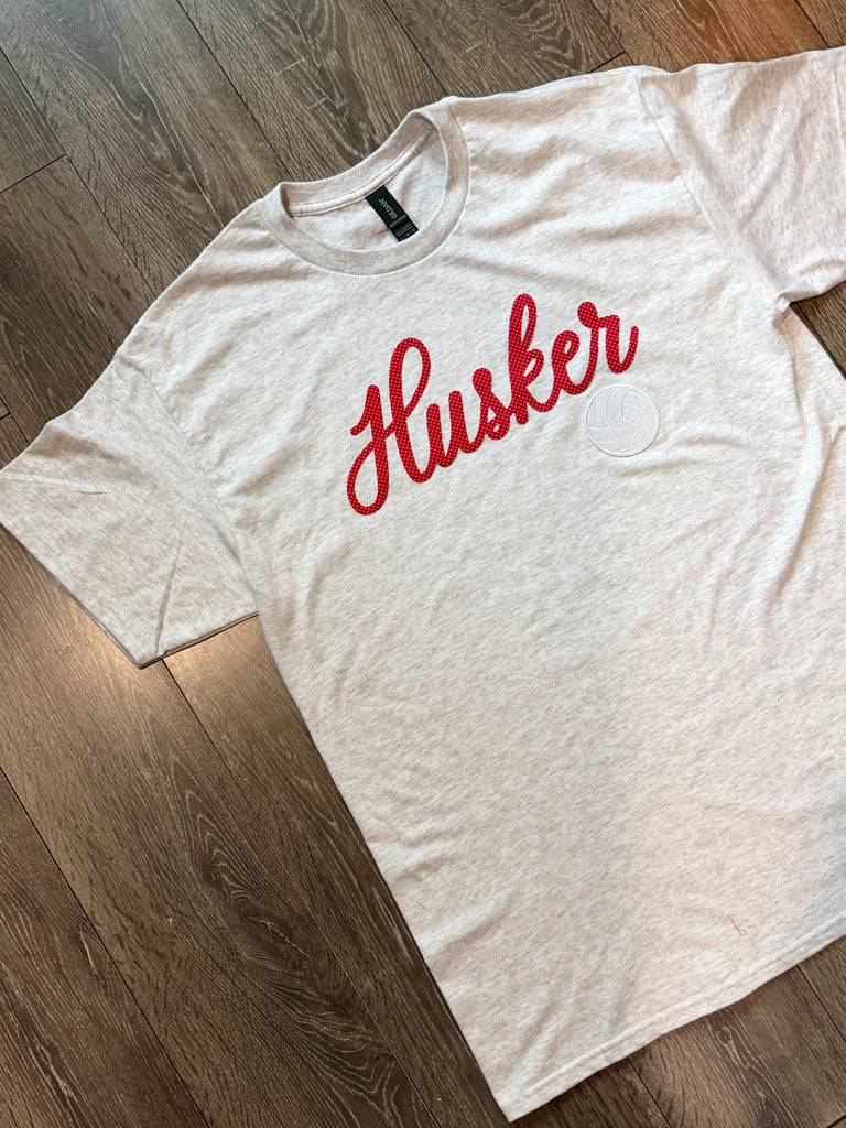 POLKA DOT SIGNATURE HUSKERS + VBALL PATCH - ASH GREY TSHIRT