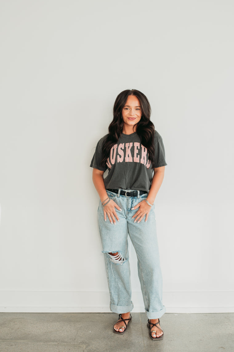 VARSITY RED HOUNDSTOOTH HUSKERS  - CHARCOAL BOXY TEE