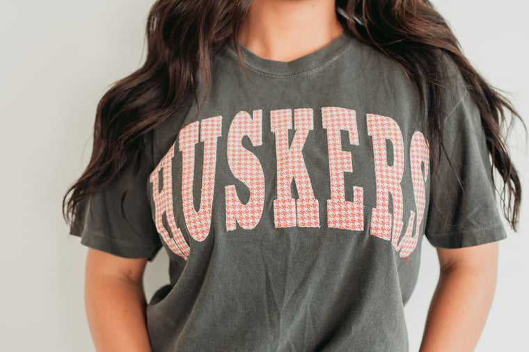 VARSITY RED HOUNDSTOOTH HUSKERS  - CHARCOAL BOXY TEE