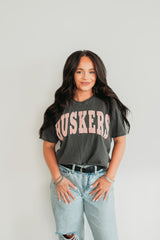 VARSITY RED HOUNDSTOOTH HUSKERS  - CHARCOAL BOXY TEE