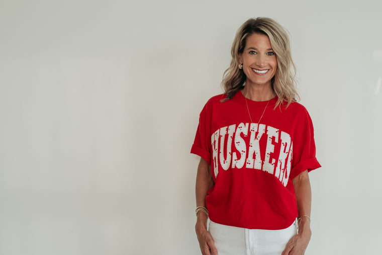 CHERRY VARSITY HUSKERS  - RED TEE