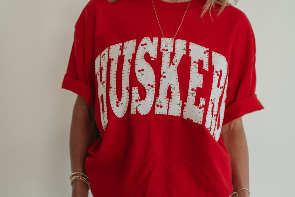 CHERRY VARSITY HUSKERS  - RED TEE
