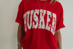 CHERRY VARSITY HUSKERS  - RED TEE
