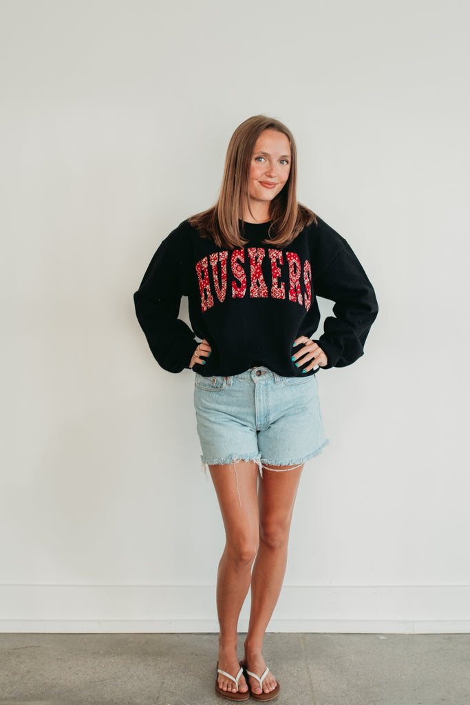 VARSITY BANDANA HUSKERS - BLACK CROP CREW