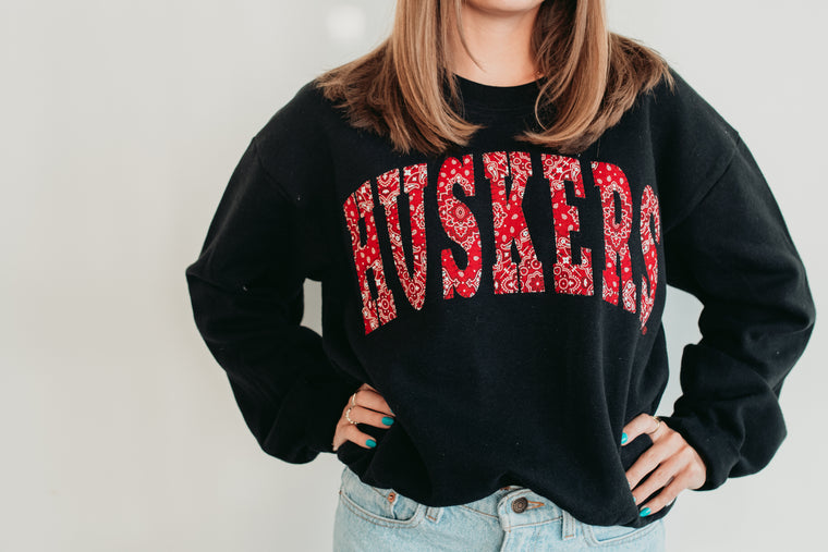 VARSITY BANDANA HUSKERS - BLACK CROP CREW