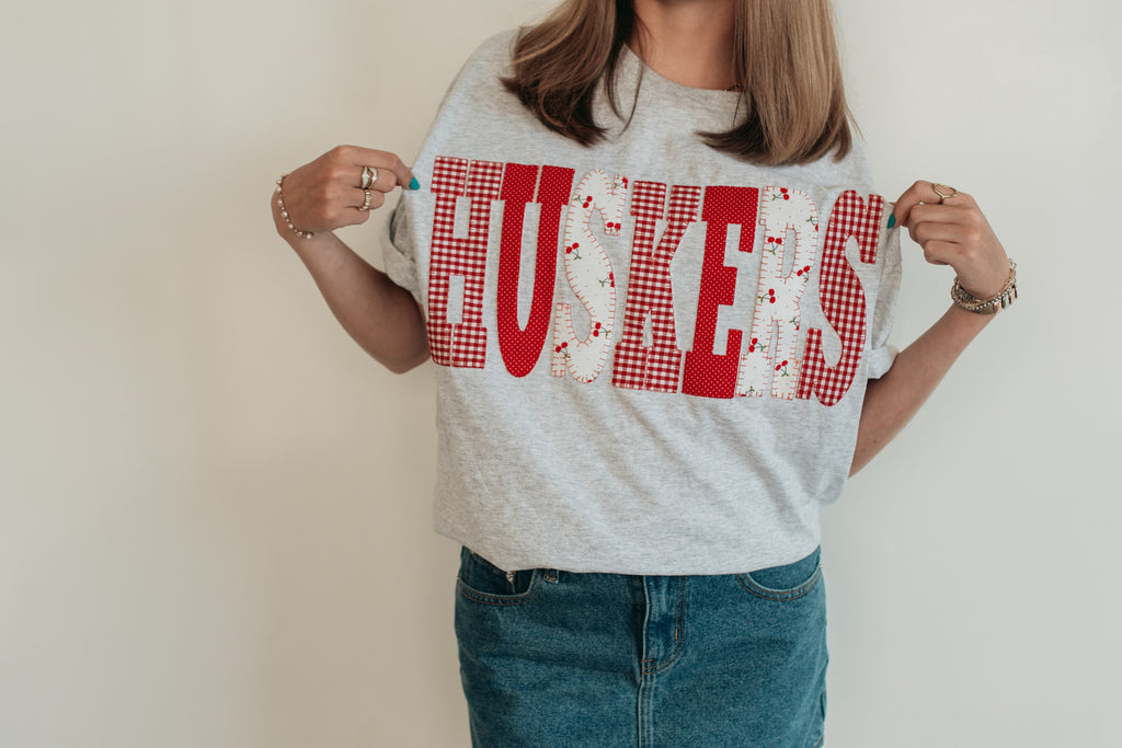 VARSITY PATCHWORK HUSKERS  - LIGHT GREY T-SHIRT