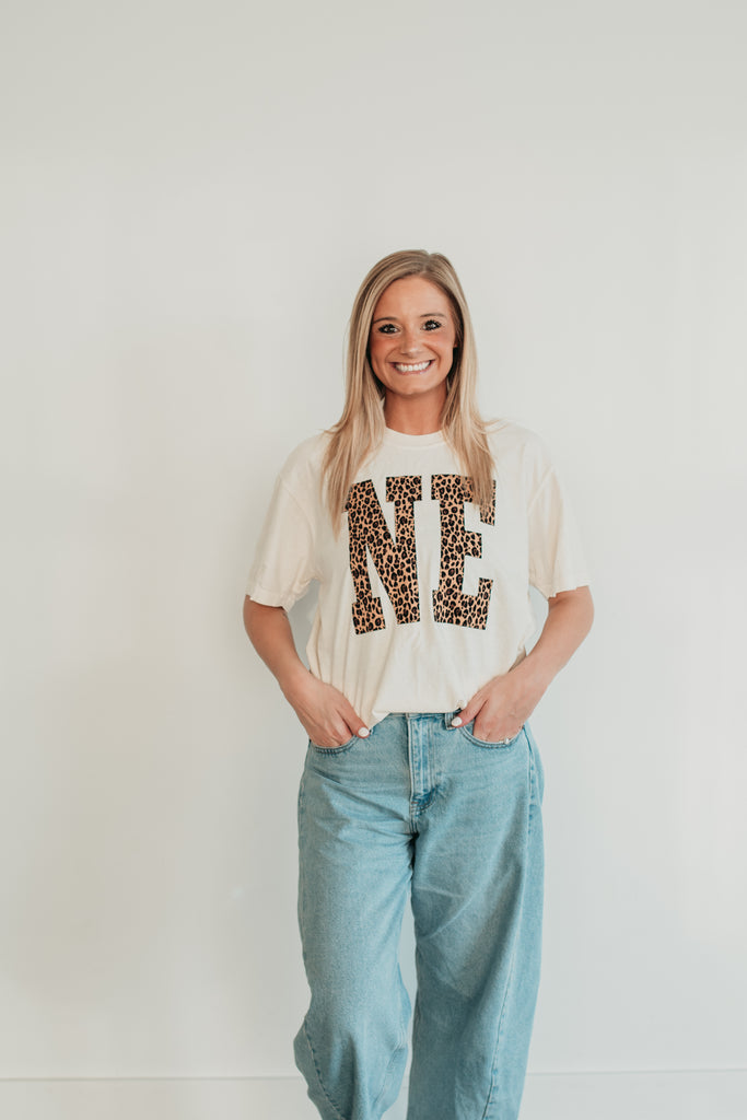 CHEETAH VARSITY NE  - IVORY TEE