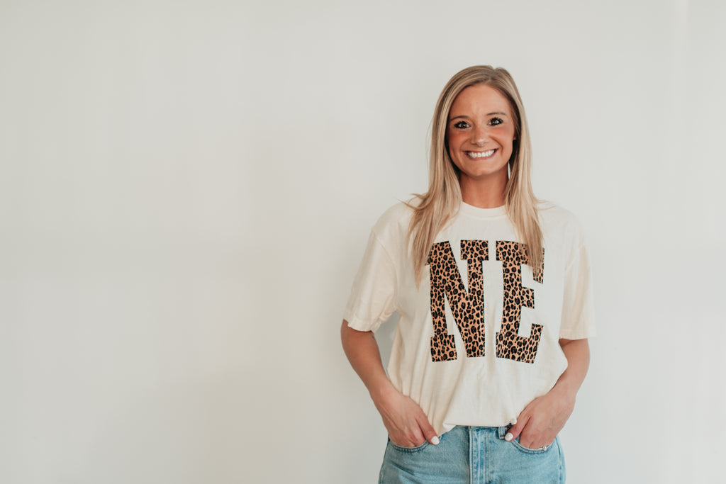 CHEETAH VARSITY NE  - IVORY TEE