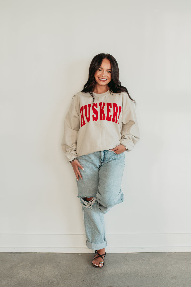 VARSITY RED HUSKERS - SAND CREWNECK