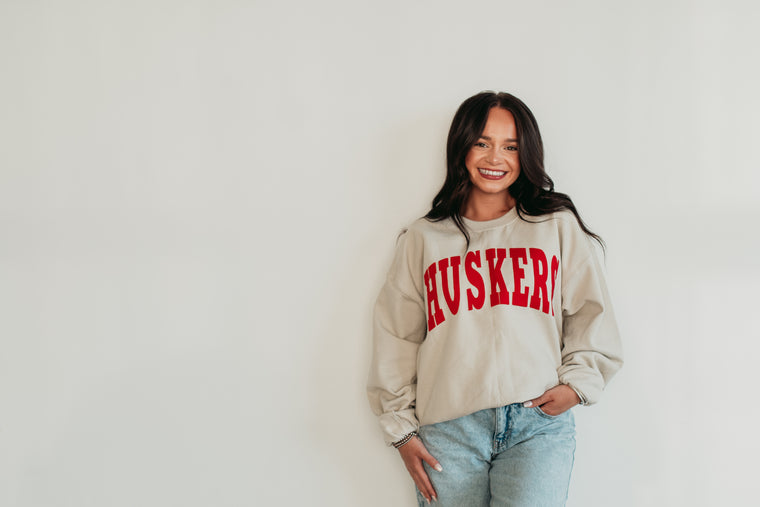 VARSITY RED HUSKERS - SAND CREWNECK