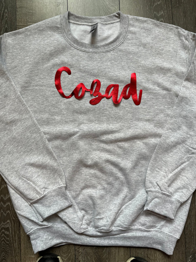 CURSIVE RED METALLIC COZAD - ASH GREY GILDAN CREWNECK
