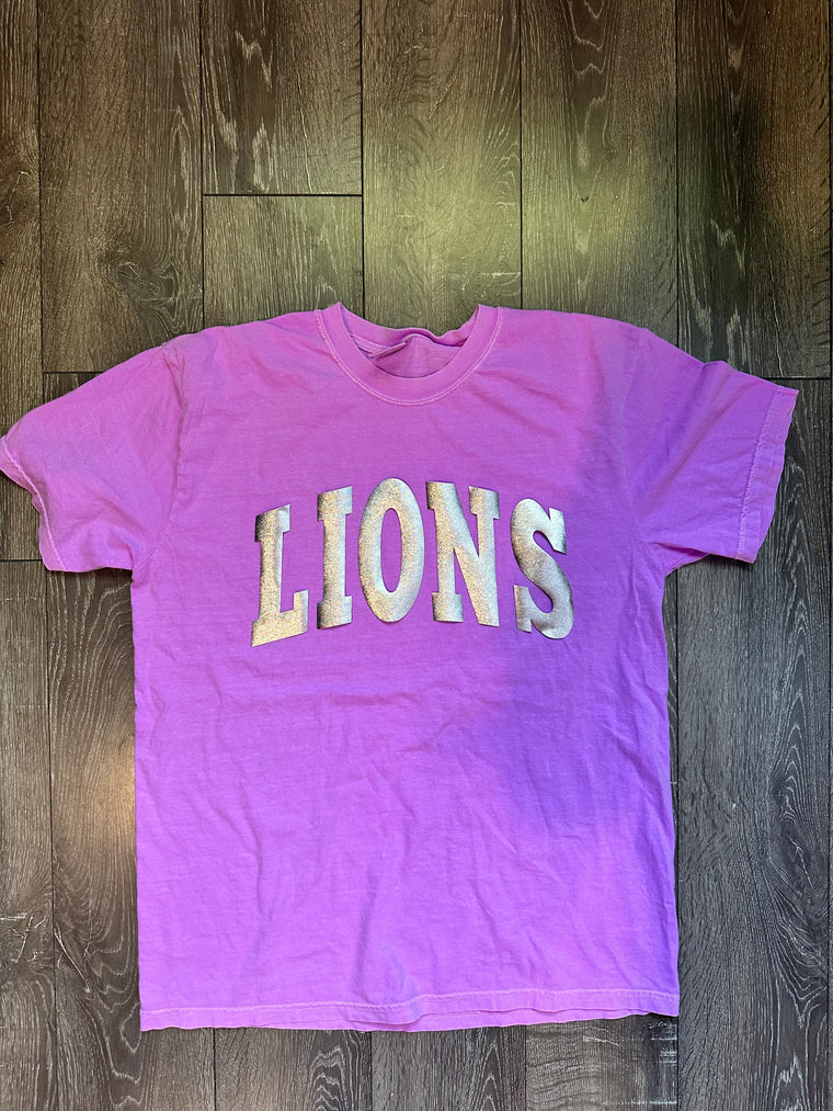 VARSITY SILVER METALLIC LIONS - NEON VIOLET COMFORT COLORS TEE