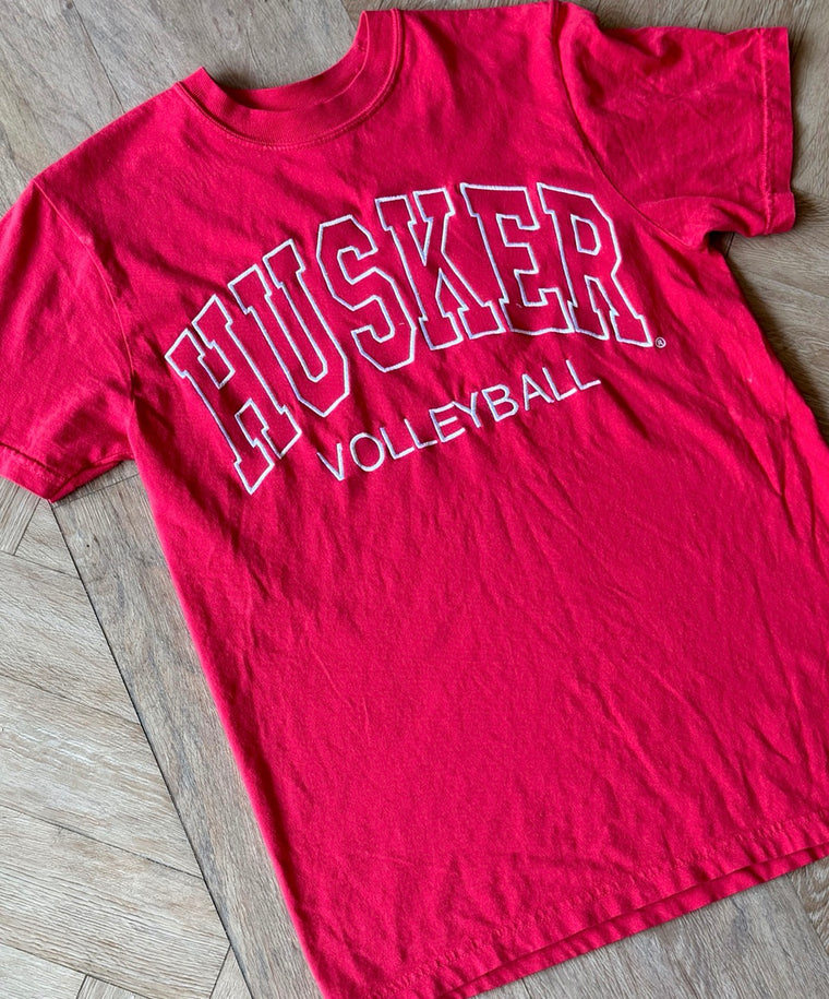 EMBROIDERED HUSKER VOLLEYBALL RED TEE