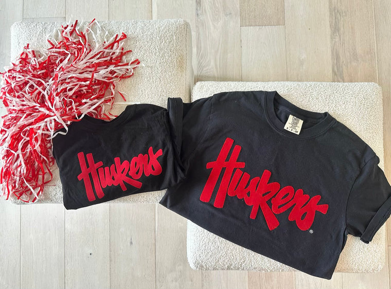 HUSKERS - BLACK COMFORT COLORS TEE (TODDLER + YOUTH + ADULT)