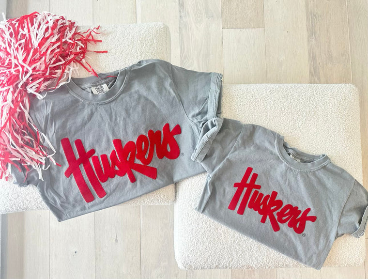 HUSKERS - GREY COMFORT COLORS TEE (TODDLER + YOUTH + ADULT)