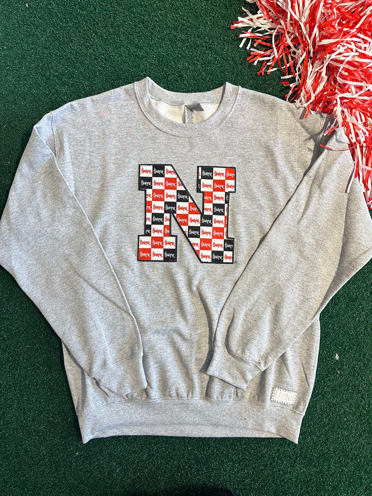 "N" CHECKERED HUSKERS FABRIC - GREY GILDAN CREW