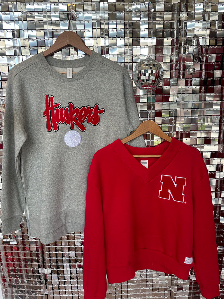 HUSKERS WITH VOLLEYBALL - GREY SIDE SLIT CREW