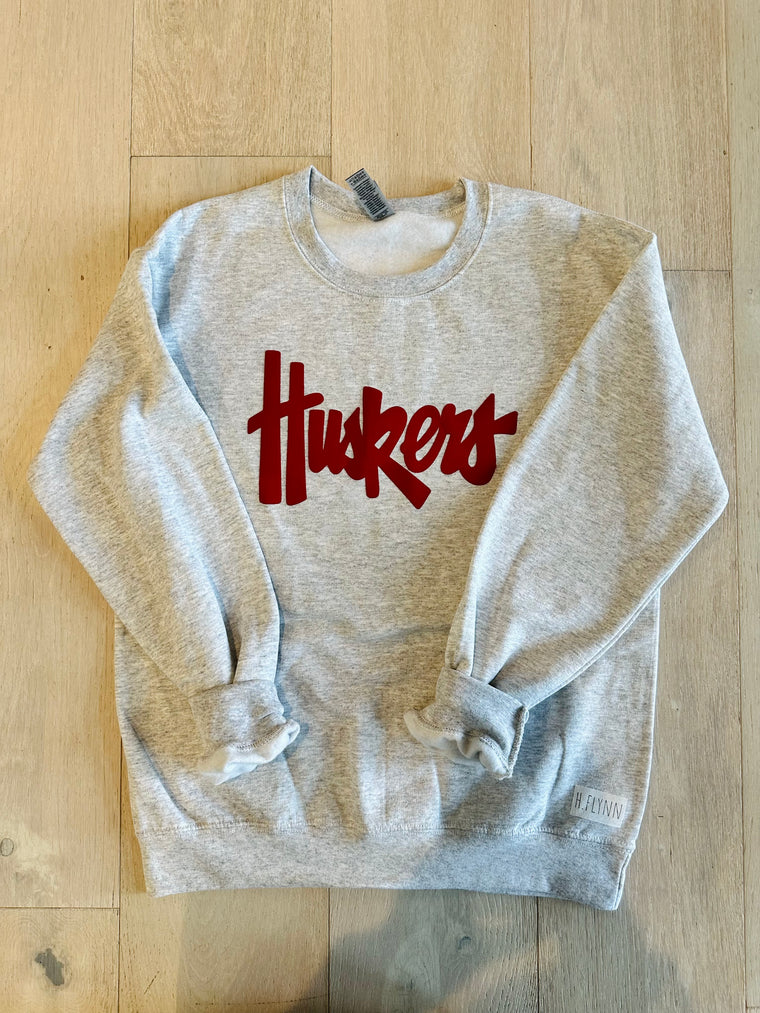 RED HUSKERS SCRIPT - ASH GREY CREW