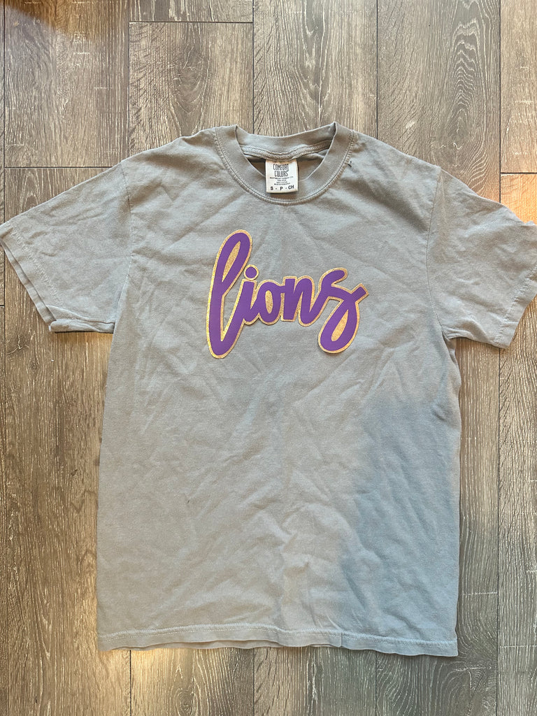 CURSIVE LIONS - GREY COMFORT COLORS TEE (YOUTH + ADULT)