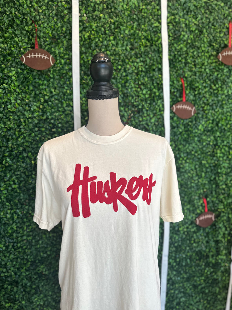 RED HUSKERS SCRIPT - IVORY TEE **