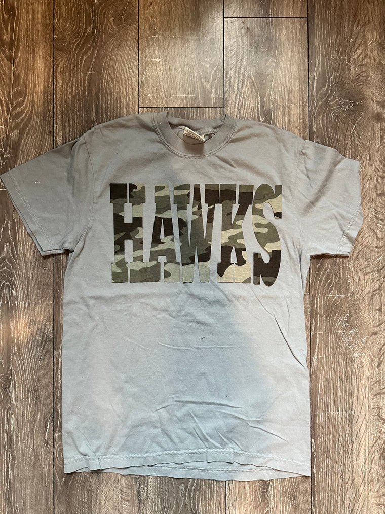 VARSITY CAMO HAWKS - GREY COMFORT COLORS TEE