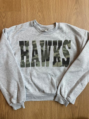 VARSITY CAMO HAWKS - GREY CROP CREWNECK