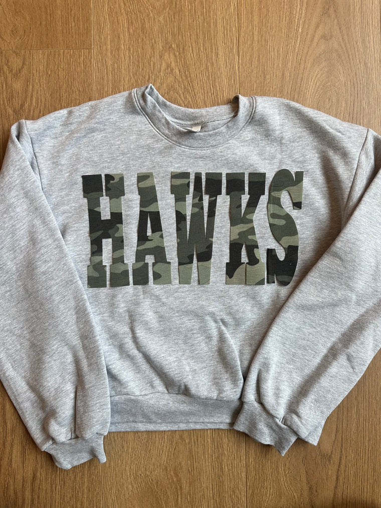 VARSITY CAMO HAWKS - GREY CROP CREWNECK
